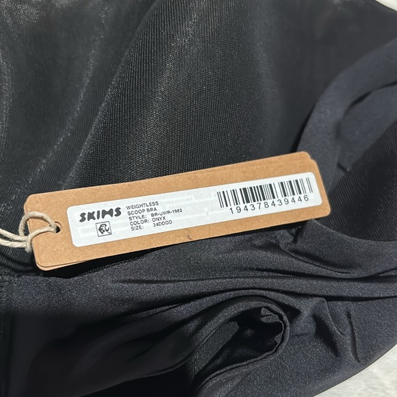 SKIMS Weightless Scoop Bra - Picture 2 of 3